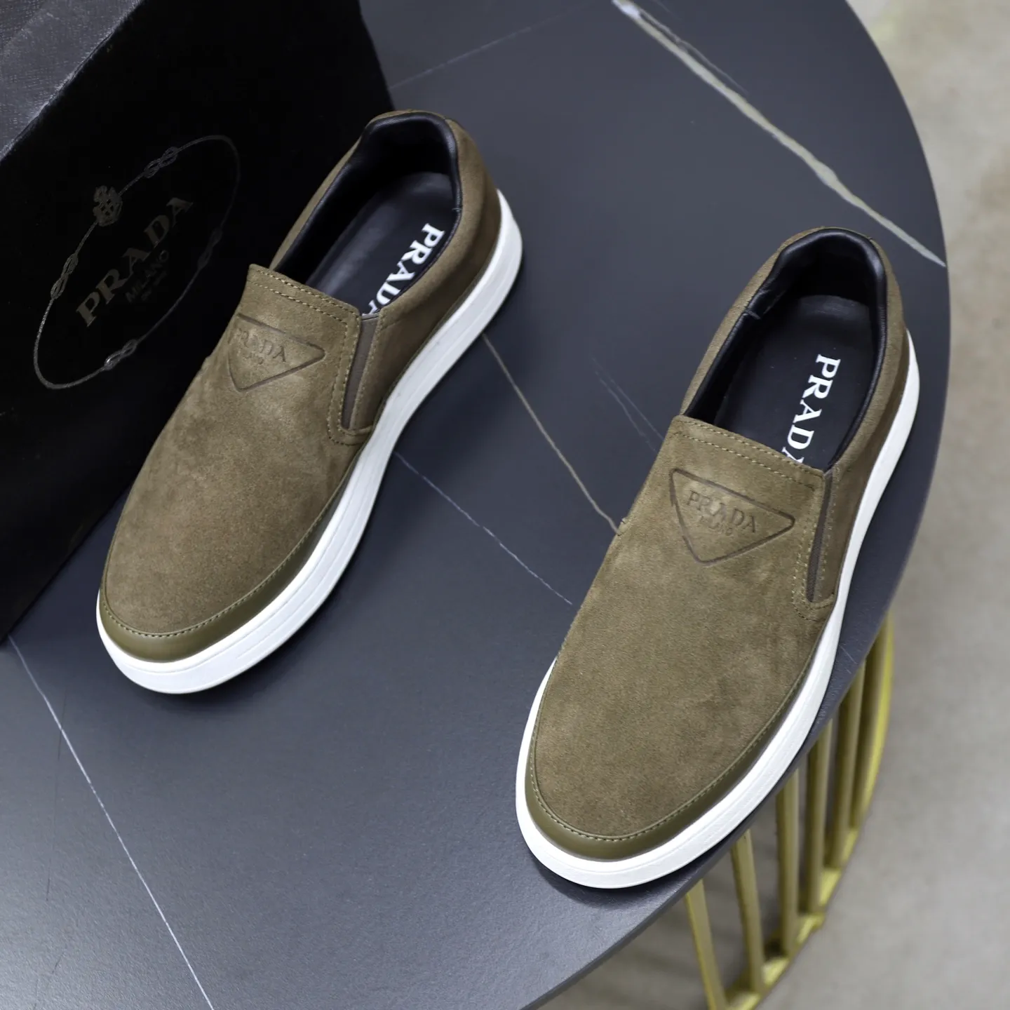 Ex-factory price: 420💰🙅‍♂️🙅‍♂️🙅‍♂️ Brand: PRADA Standard code: 38-44 (45 customized) Grade: Same as the official website Material: Original leather splicing, comfortable and breathable lining, original wear-resistant outsole Style category: Men's fashionable casual shoes, running shoes, noble luxury brand elements, top luxury Color: actual picture color